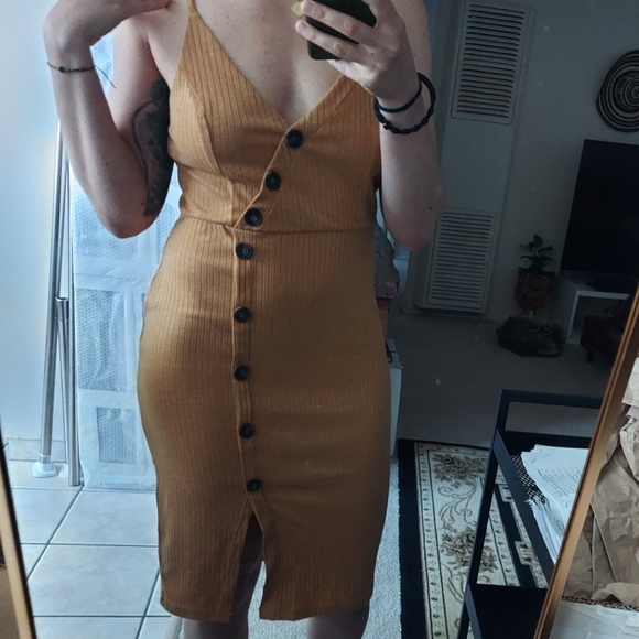 Button-Front Midi Dress - Picture 9 of 9